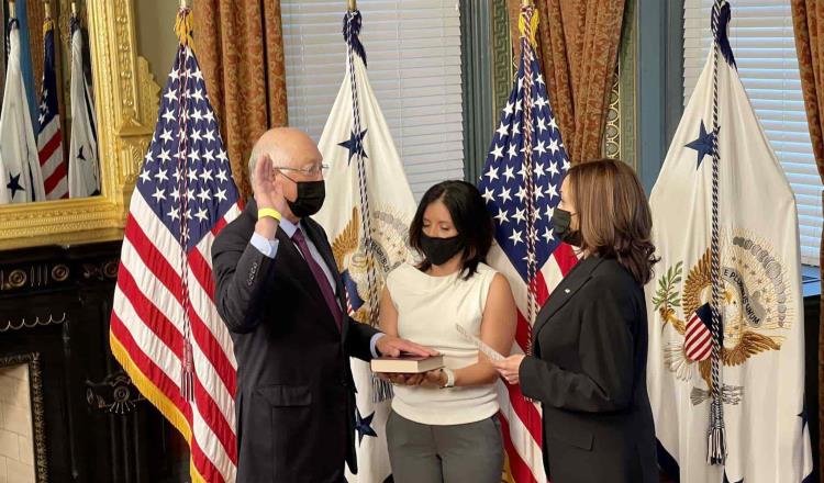 Kamala Harris toma protesta a Ken Salazar como nuevo embajador de EE.UU. en México