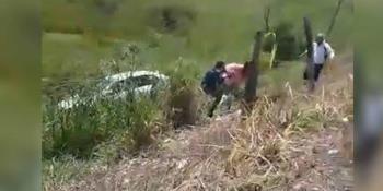 Automovilista pierde el control y sale de carretera en la Teapa-Villahermosa