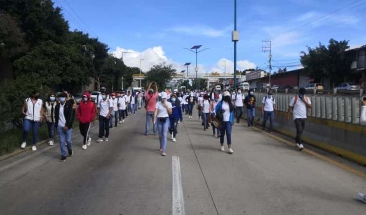 Bloquean normalistas de Guerrero autopista del Sol en Chilpancingo