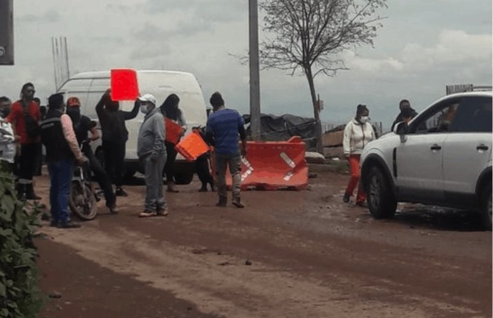 Habitantes de Nextlalpan, bloquean avenida y afectan trabajos del aeropuerto de Santa Lucía