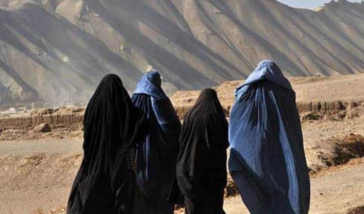 Con gases lacrimógenos y disparos al aire, talibanes dispersan protesta de mujeres afganas