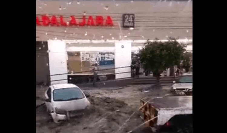 Provocan lluvias severas inundaciones en vialidades de Ecatepec; reportan una persona fallecida