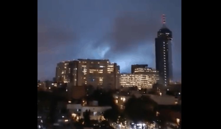Luces azules iluminan el cielo de la CDMX durante el sismo
