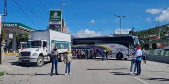 Encapuchados bloquean autopista del Sol para exigir resultados en investigación de los desaparecidos de Ayotzinapa