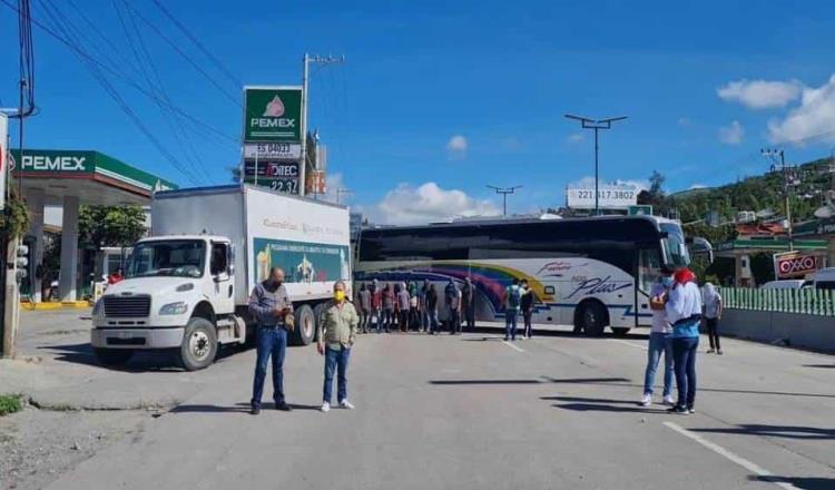Encapuchados bloquean autopista del Sol para exigir resultados en investigación de los desaparecidos de Ayotzinapa