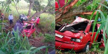 Un muerto y un herido deja choque de vehículo contra árbol