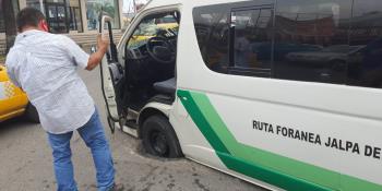 Hasta 15 autos diarios sufren daños por alcantarilla rota en Mina