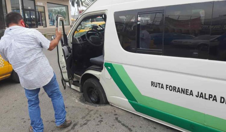 Hasta 15 autos diarios sufren daños por alcantarilla rota en Mina