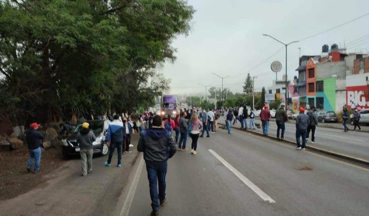Decenas de maestros bloquean accesos en Morelia y Quiroga, Michoacán