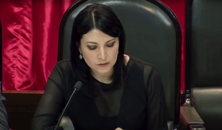 Entrega Victoria Rodríguez Paquete Económico 2022 al Senado; es la primera mujer en hacerlo