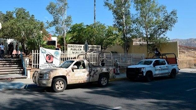 Sedena y GN desarman a policías municipales de Tecate, Baja California