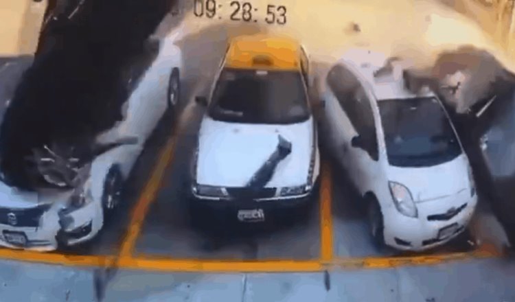 En Nuevo León, auto choca y “vuela” sobre cuatro más que estaban estacionados