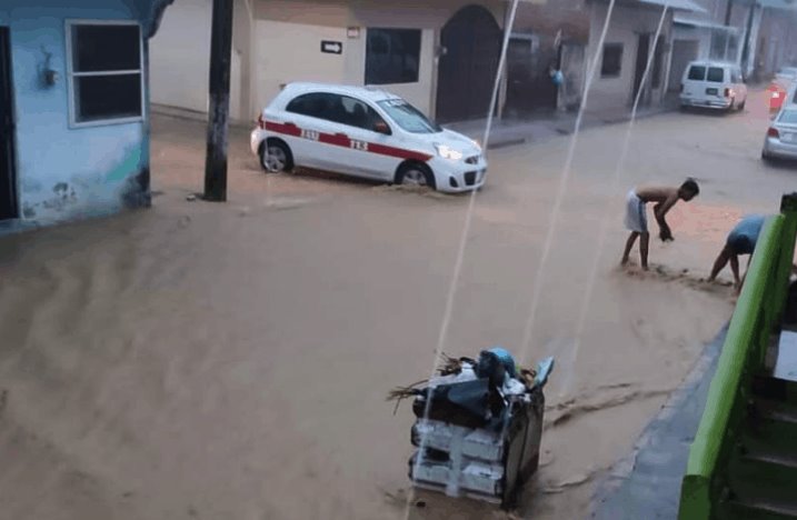 Fuertes lluvias provocan el desbordamiento de arroyos en Pichucalco