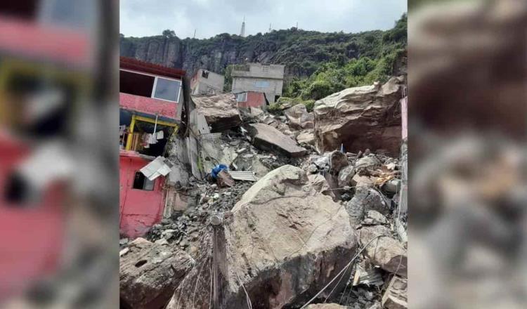 Se desgaja Cerro del Chiquihuite y sepulta varias viviendas en Tlalnepantla