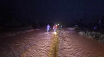 Inundaciones, vados y el derrumbe de un cerro reporta Protección Civil, tras las lluvias de las últimas horas en Tabasco