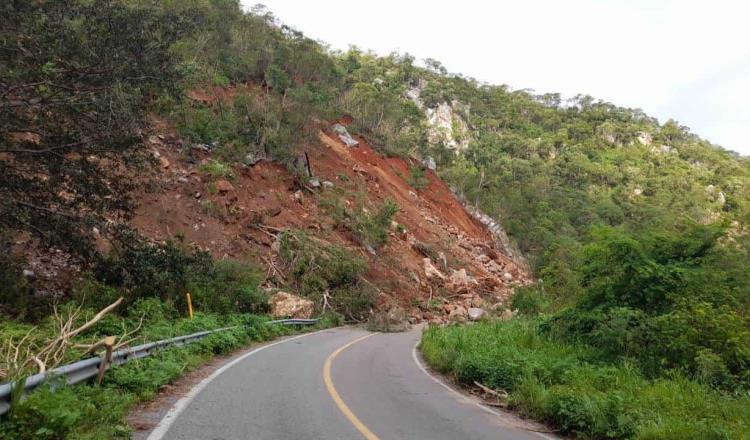 Derrumbe en carretera de Jalisco provoca la muerte de tres personas