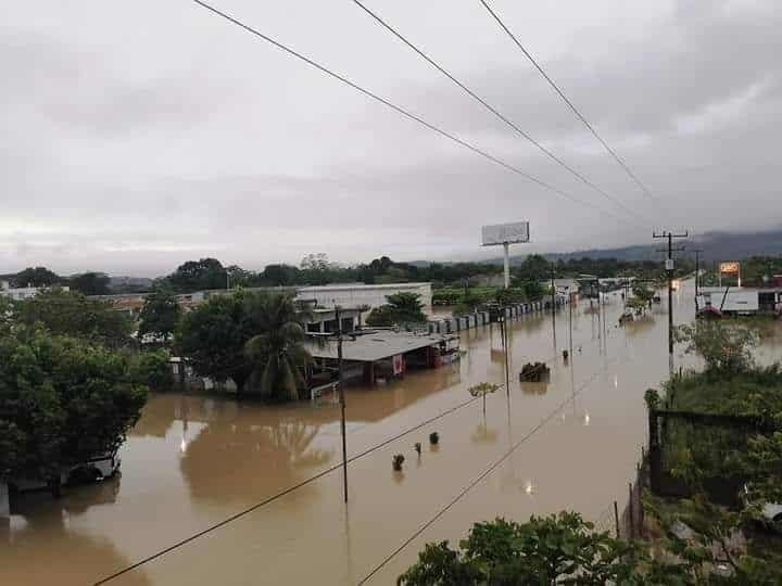 Desbordamiento de río deja diversas localidades afectadas en Pichucalco