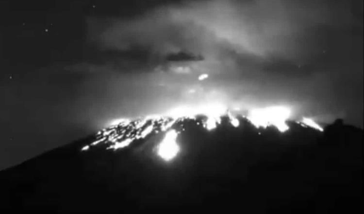 Popocatépetl lanza fumarola y fragmentos incandescentes tras explosión