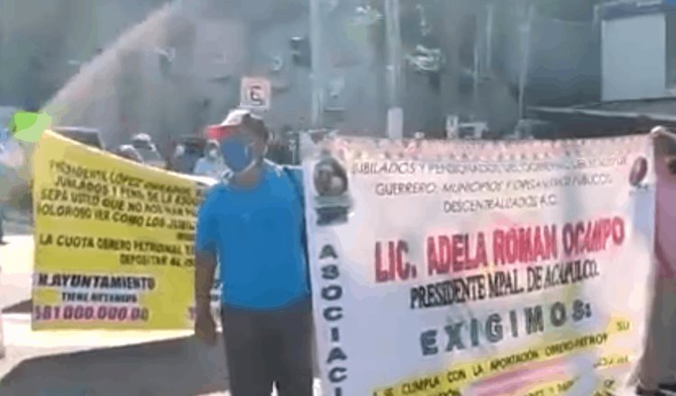 Trabajadores jubilados y pensionados se manifestaron en Acapulco para exigir el pago de cuotas obrero patronales