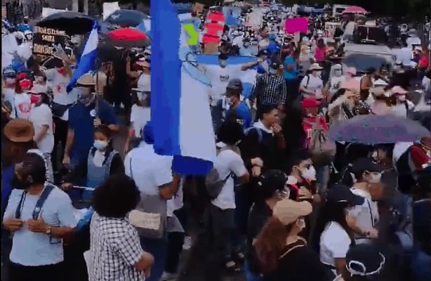 Protestan miles contra presidente de El Salvador, Nayib Bukele