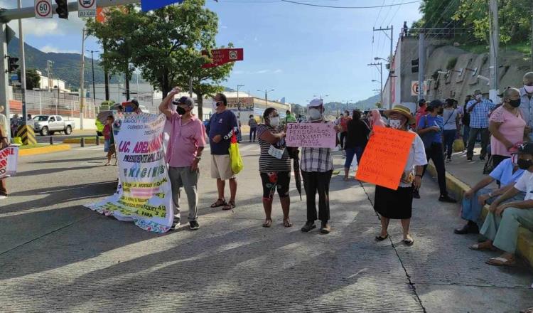 Jubilados y pensionados se manifestaron en Acapulco para exigir pago de cuotas obrero patronales