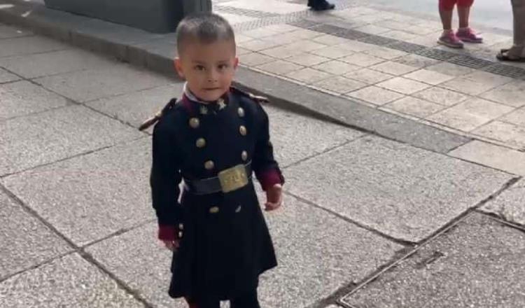 Niño se viste de cadete para ver a su padre desfilar en CDMX