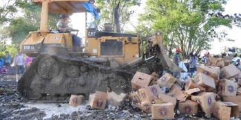 Destruye Ayuntamiento de Cunduacán más de 200 cartones de cerveza decomisados a clandestinos