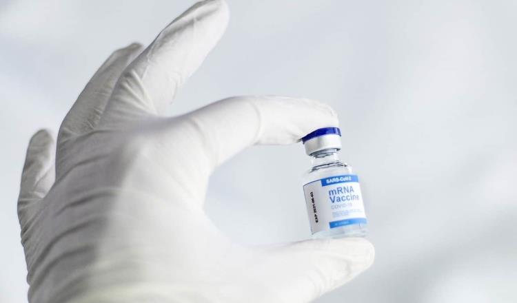 Aprueban expertos tercera dosis de vacuna Pfizer a mayores de 65 años en EE. UU.