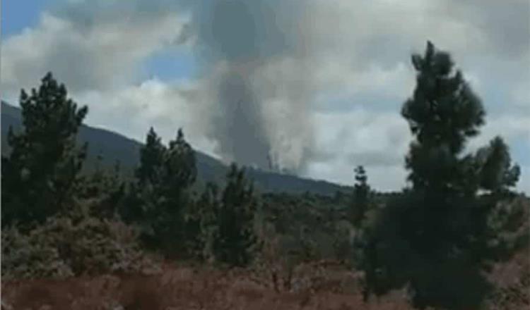 Hace erupción volcán en Islas Canarias; evacúan a más de mil habitantes