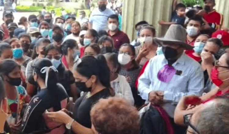 Trabajadores del sector salud toman calles en Guerrero, para exigir pago de prestaciones