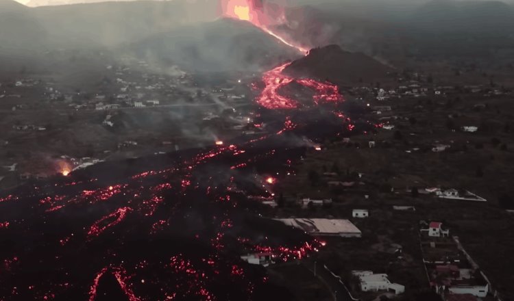 Lava del volcán de La Palma, España, se traga casas a su paso