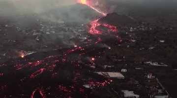 Lava del volcán de La Palma, España, se traga casas a su paso