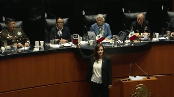 Lilly Téllez regala "El Padrino" a Icela Rodríguez y acusa al gobierno de AMLO de colusión con el crimen organizado