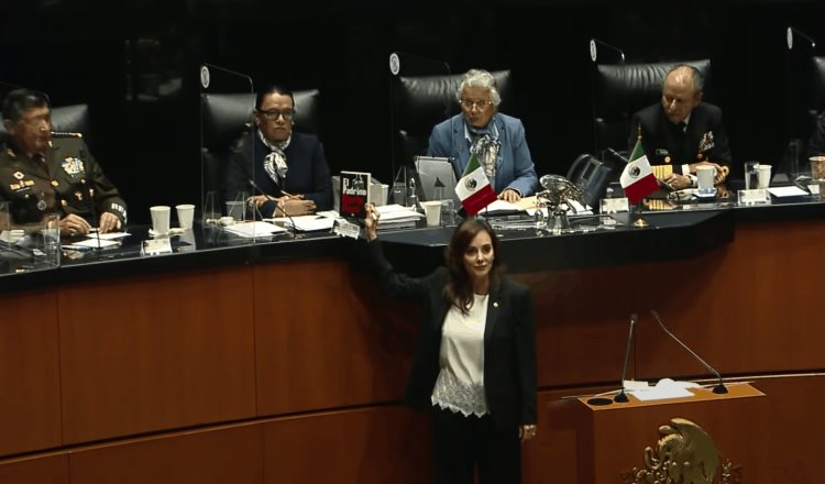 Lilly Téllez regala “El Padrino” a Icela Rodríguez y acusa al gobierno de AMLO de colusión con el crimen organizado