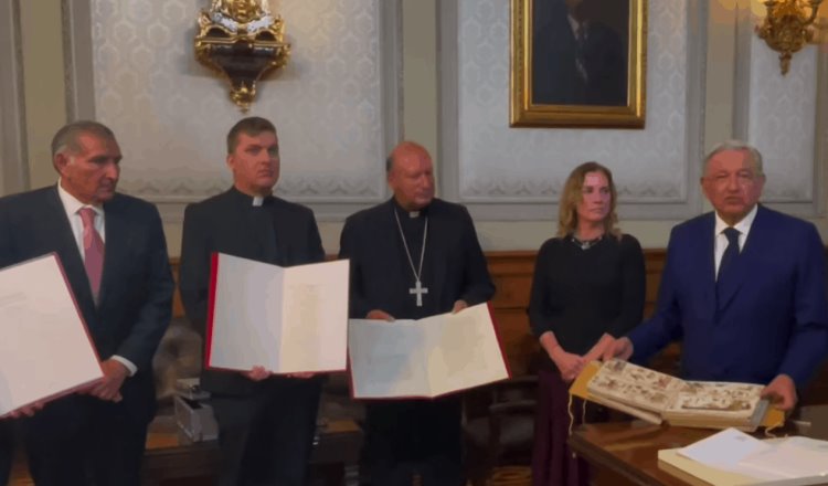 Recibe el Presidente documentos históricos enviados por el Papa Francisco