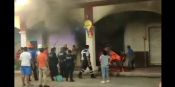 Se incendia zapatería en Jalpa de Méndez; vecinos usan cubetas de agua para apagar el fuego