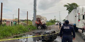 Choca tráiler en la Villahermosa-Cárdenas, fallece el conductor