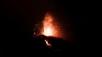 Lava arrasa 180 casas tras erupción de volcán en las Islas Canarias