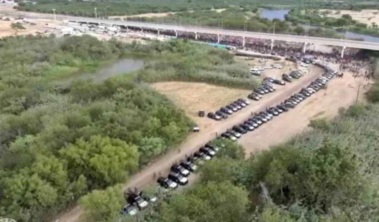 Gobernador de Texas impide cruce de migrantes con “muro de acero” en la frontera con México