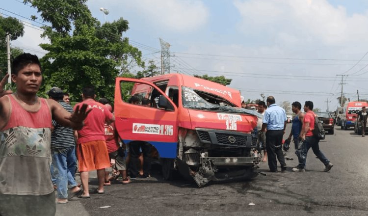 4 muertos y 5 heridos deja choque entre combi y tráiler en carretera Villahermosa-Teapa