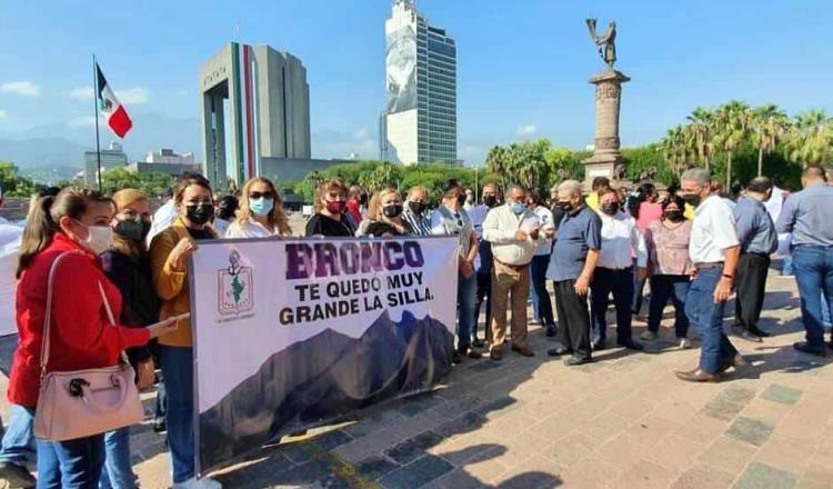 Burócratas del gobierno de Nuevo León protestan por adeudos millonarios