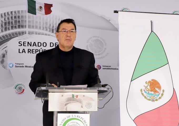 Senador del PT propone colocar escudo de la bandera de México en forma vertical cuando se encuentre en un nicho