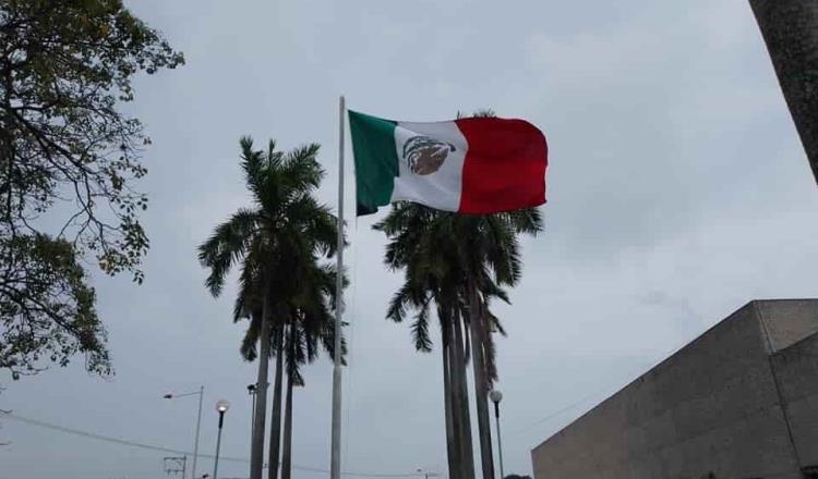 Izan al revés Bandera de México en la zona CICOM