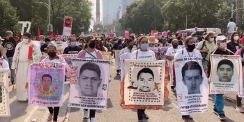 Marchan padres de los 43 de Ayotzinapa en la CDMX; a 7 años continúan exigiendo justicia