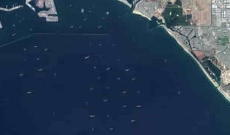 Captan desde un satélite a 73 barcos portacontenedores atascados en puertos de California