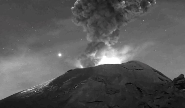 Registra volcán Popocatépetl explosión y columna de vapor de 1.5 kilómetros de altura