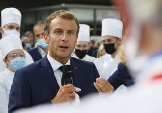 Lanzan huevo a Emmanuel Macron en su visita a la Feria Gastronómica de Lyon