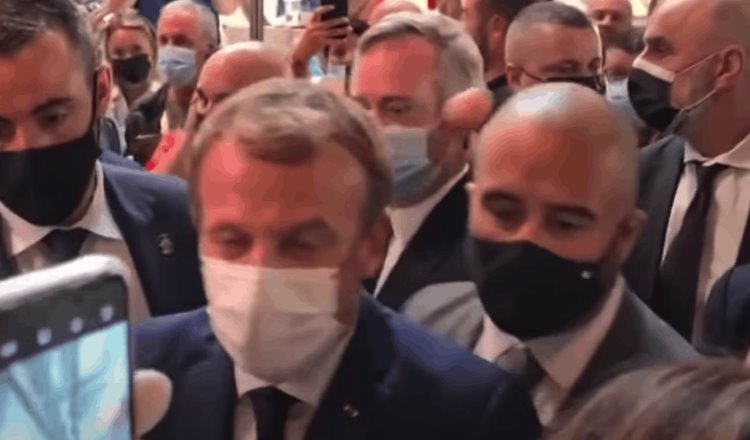 Reciben a huevazos al presidente Francés Emmanuel Macron, en feria gastronómica