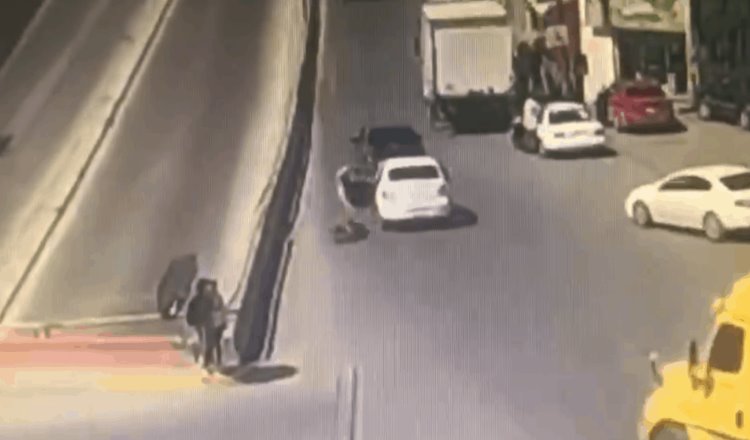 Mujer se avienta de auto en movimiento para escapar de sus secuestradores… en Chihuahua