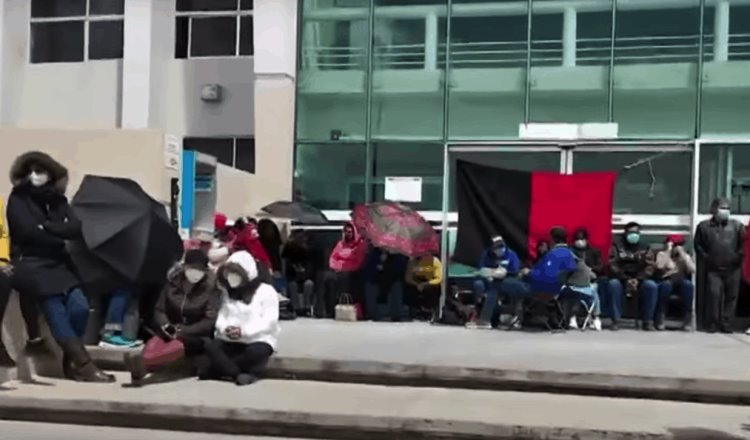Miles de burócratas toman calles de Zacatecas; exigen pago de salarios y prestaciones